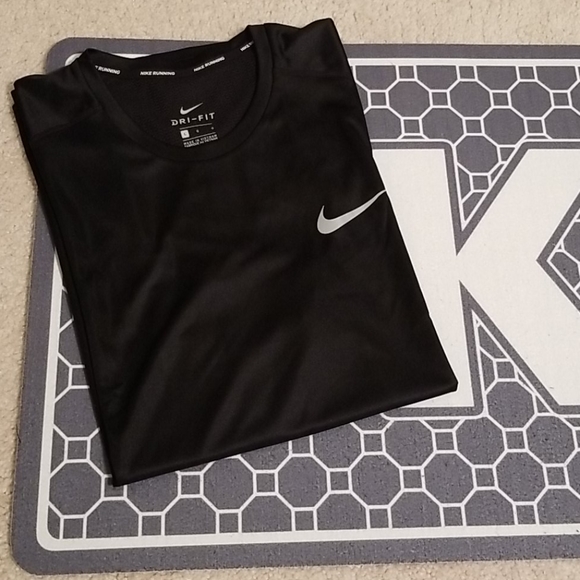 Nike Shirt - Picture 3 of 7